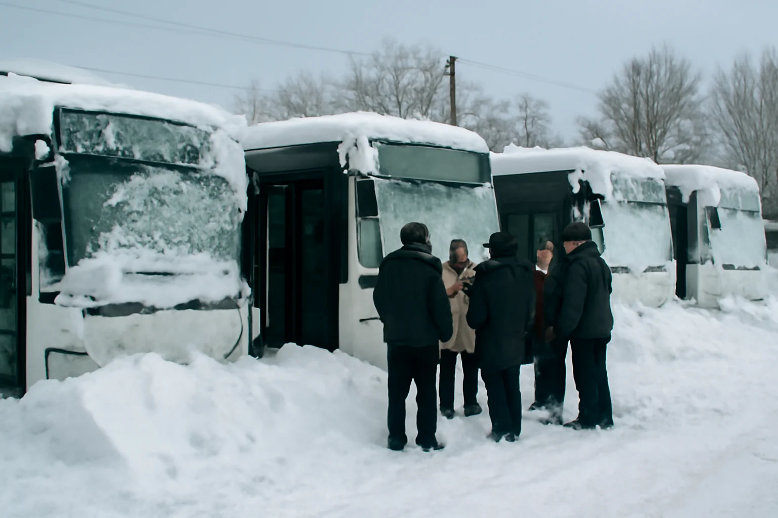 Cinci autobuze de transport public blocate de zăpadă la capăt de linie în Satu Mare
